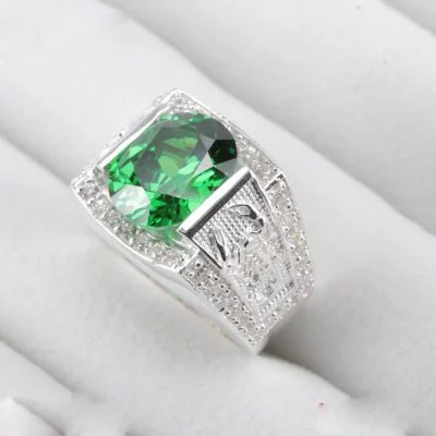 Từng đường nét tinh tế hơn hẳn những mẫu nhẫn bạc nam giá rẻ thông thường