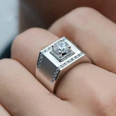 Những bạn nam mệnh Kim rất hợp với nhẫn nam đá trắng