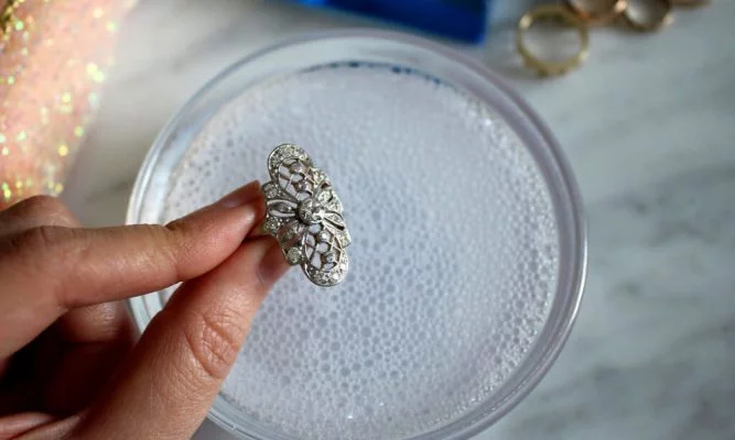 Có nhiều cách để khắc phục trang sức bạc bị đen. Tuy nhiên chúng tôi sẽ đề cập tới vấn đề này trong một bài khác