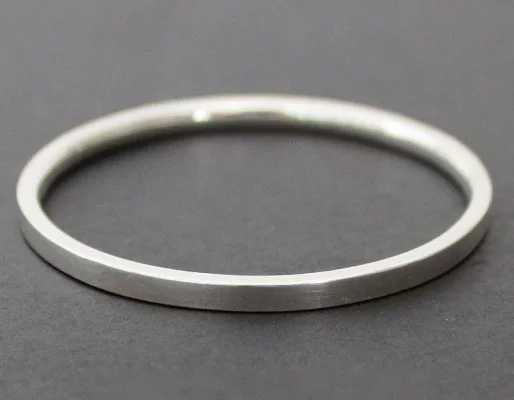 Trang sức bạc nguyên chất thường có độ sáng bóng kém và trang sức thường không có nhiều chi tiết tinh xảo như bạc 925