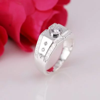 Đá chủ màu trắng nổi bật trên mặt trên của nhẫn. Kết hợp với những hoa văn tinh tế đẳng cấp