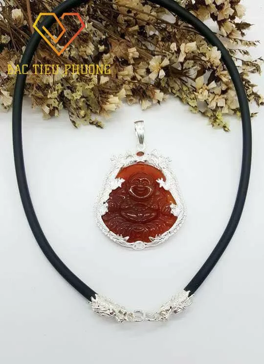Hoặc kết hợp với các mẫu dây chuyền da cũng rất đẹp và phong cách.