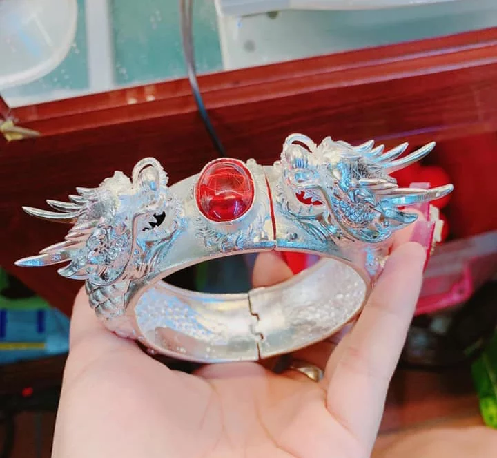 vòng tay bạc của Phú lê