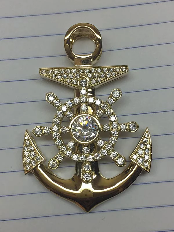 Mặt dây hình mỏ neo bằng vàng 10k kết hợp kim cương nhân tạo tại Bạc Tiểu Phương.