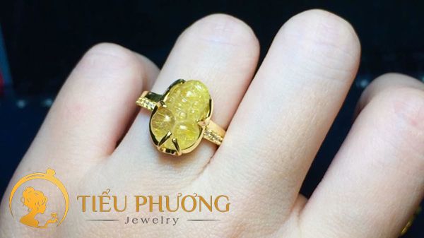 Nhẫn vàng 14k sử dụng Tỳ Hưu thạch Anh vàng đeo ngón áp út
