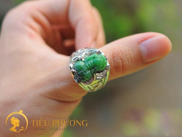 Sử dụng ngón cái để đeo nhẫn Tỳ Hưu.