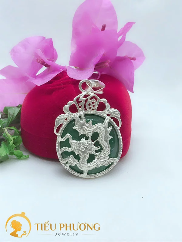 Từng chi tiết của mặt dây hình rồng đều được chế tác một cách tinh xảo.
