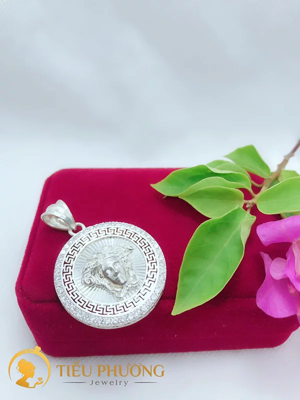 mặt dây chuyền hình versace