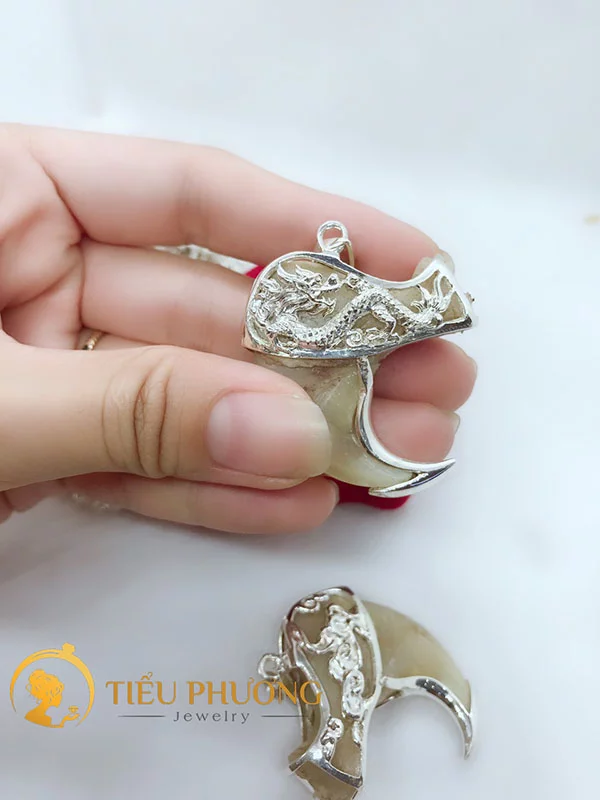 đeo móng rồng hợp tuổi nào nhất?