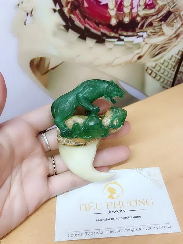 Móng hổ được bọc sáp khuôn trước khi đem đi đúc vàng hoặc bạc tạo hình.