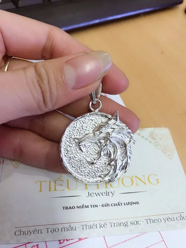 Mẫu mặt dây chuyền chó sói độc đáo dành cho người tuổi Tuất
