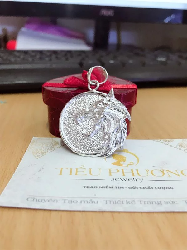 Mặt dây chuyền hình chó sói mạnh mẽ cá tính.