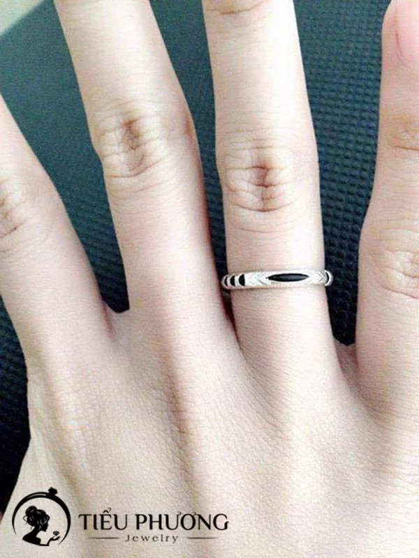 Nhẫn bạc lông voi đeo ngón áp út.