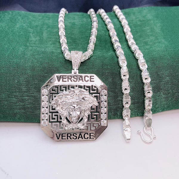 Mặt Dây Chuyền Versace Vuông Vắn Đẹp Mắt